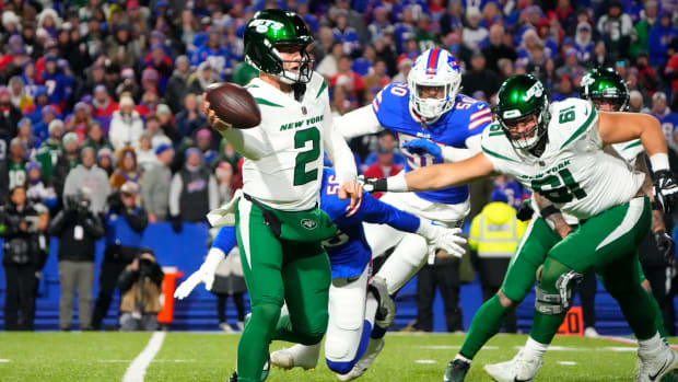 Bills' DE Leonard Floyd chases Jets' QB Zach Wilson